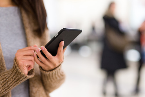 woman using wayfinding app